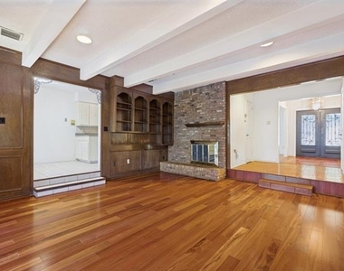 412 Oakmont Lane N - Photo Thumbnail 3