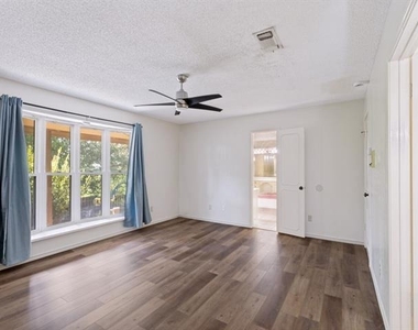412 Oakmont Lane N - Photo Thumbnail 7