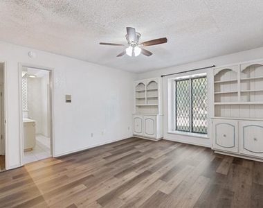 412 Oakmont Lane N - Photo Thumbnail 8