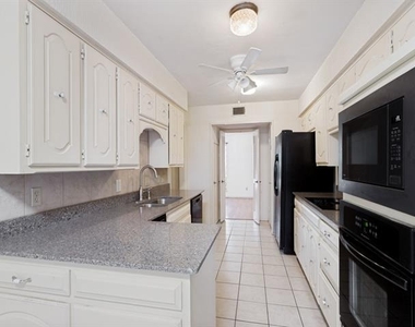 412 Oakmont Lane N - Photo Thumbnail 5