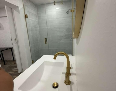 3111 N 66th Avenue - Photo Thumbnail 7