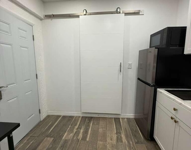 3111 N 66th Avenue - Photo Thumbnail 3
