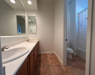 831 W Sycamore Court - Photo Thumbnail 11
