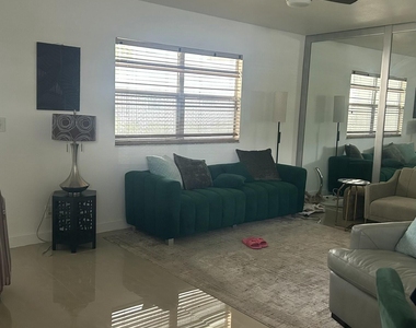 686 Brittany Drive - Photo Thumbnail 5