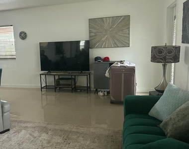 686 Brittany Drive - Photo Thumbnail 4