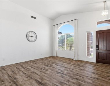 4414 E Villa Rita Drive - Photo Thumbnail 3
