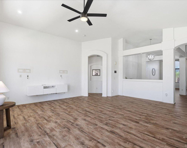 4414 E Villa Rita Drive - Photo Thumbnail 9