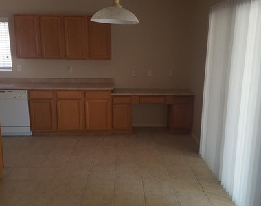 16198 W Hope Drive - Photo Thumbnail 6