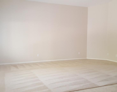 16198 W Hope Drive - Photo Thumbnail 7