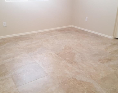 16198 W Hope Drive - Photo Thumbnail 2