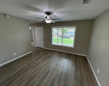 2930 Gardenia Drive - Photo Thumbnail 3