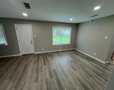 2930 Gardenia Drive - Photo Thumbnail 4