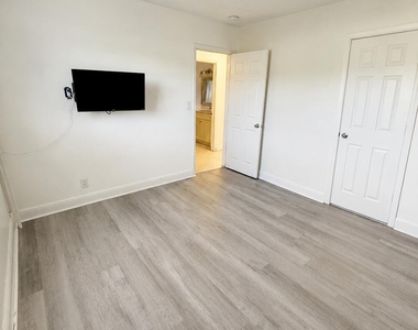 3111 N 66th Avenue - Photo Thumbnail 9