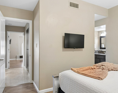 9033 W Patrick Lane - Photo Thumbnail 4