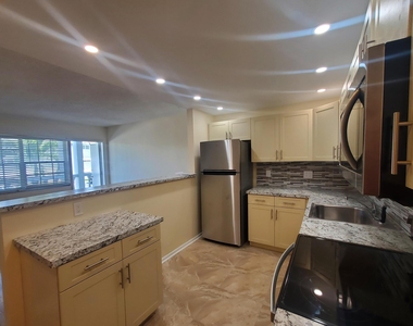 5203 Ne 24th Terrace - Photo Thumbnail 2