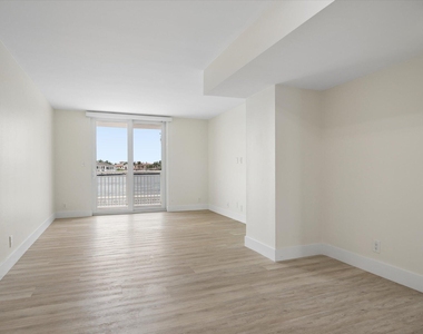 511 Bayshore Drive - Photo Thumbnail 2
