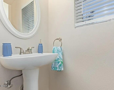 12442 N 42nd Avenue - Photo Thumbnail 10