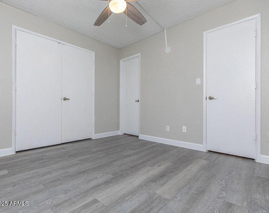 13517 W Glendale Avenue - Photo Thumbnail 4