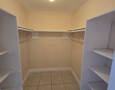 11604 Nw 29th Court Nw - Photo Thumbnail 6
