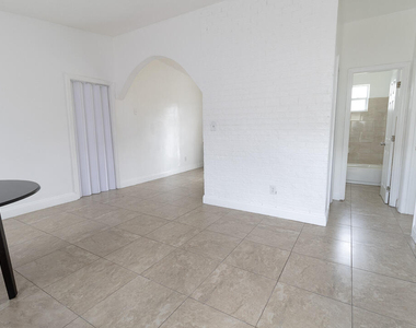 630 Nw 15th Terrace - Photo Thumbnail 3