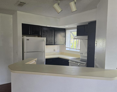 3310 N Pinewalk Drive N - Photo Thumbnail 6
