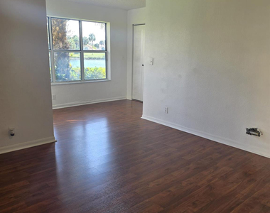 3310 N Pinewalk Drive N - Photo Thumbnail 2
