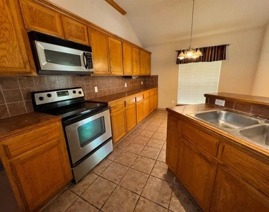 1424 Teakwood Drive - Photo Thumbnail 5