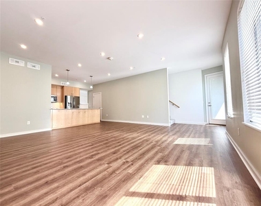 627 Couch Drive - Photo Thumbnail 4