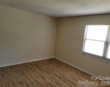 5323 Chestnut Lake Drive - Photo Thumbnail 6