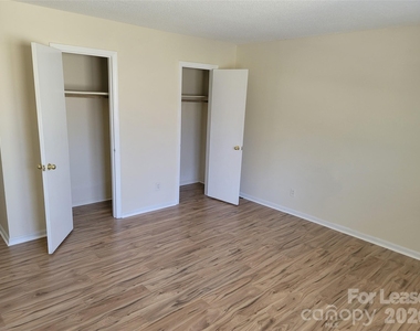 5323 Chestnut Lake Drive - Photo Thumbnail 5