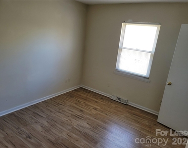 5323 Chestnut Lake Drive - Photo Thumbnail 7