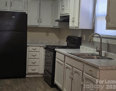 5323 Chestnut Lake Drive - Photo Thumbnail 11