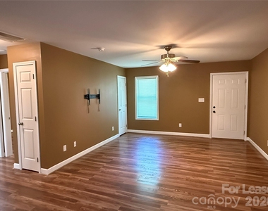 919 N Flint Street - Photo Thumbnail 3