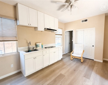 12609 Dupont - Photo Thumbnail 4
