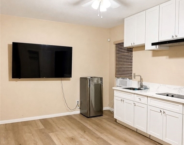 12609 Dupont - Photo Thumbnail 3
