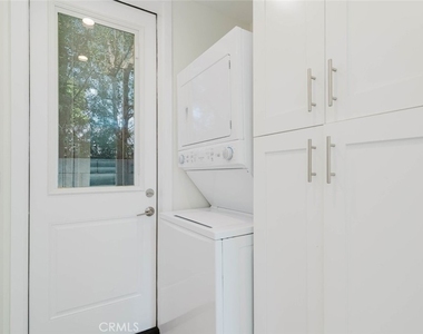 8107 Lemona Avenue - Photo Thumbnail 9
