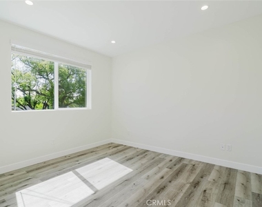8107 Lemona Avenue - Photo Thumbnail 17