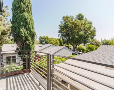 8107 Lemona Avenue - Photo Thumbnail 14