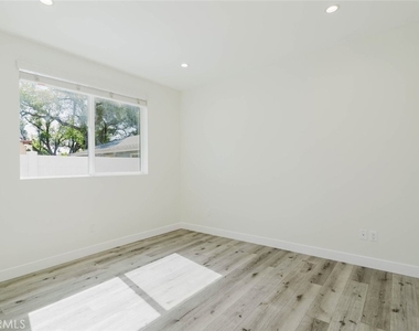 8107 Lemona Avenue - Photo Thumbnail 6