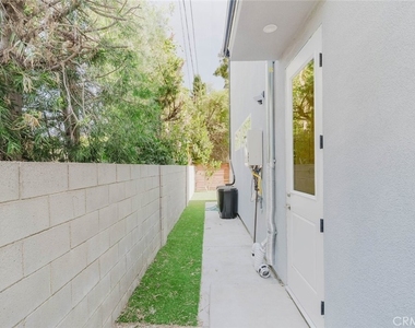 8107 Lemona Avenue - Photo Thumbnail 22