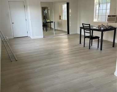 10406 Densmore Avenue - Photo Thumbnail 4