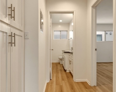 6140 Whitsett Avenue - Photo Thumbnail 8