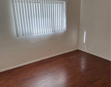1164 Irving Avenue - Photo Thumbnail 15