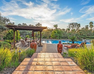 6870 La Valle Plateada - Photo Thumbnail 32