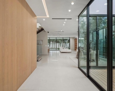 824 N Curson Avenue - Photo Thumbnail 2