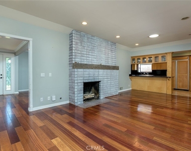 6250 Altura Avenue - Photo Thumbnail 4
