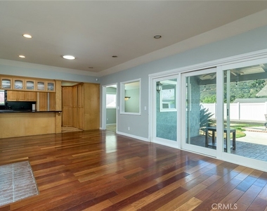 6250 Altura Avenue - Photo Thumbnail 3