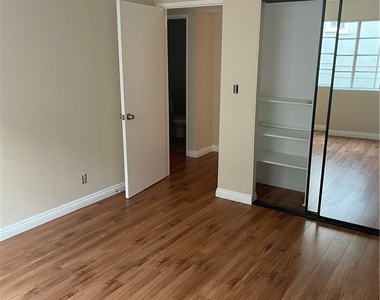 14758 Magnolia Boulevard - Photo Thumbnail 8