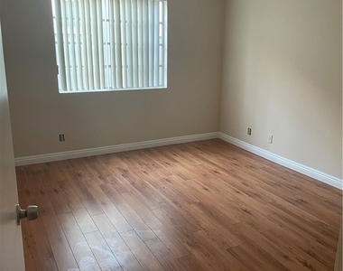 14758 Magnolia Boulevard - Photo Thumbnail 9