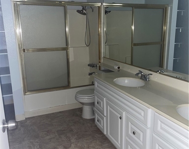 14758 Magnolia Boulevard - Photo Thumbnail 11